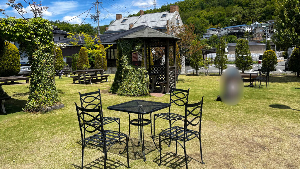 SWEET(スイート)並柳店の敷地内にある芝生公園の様子