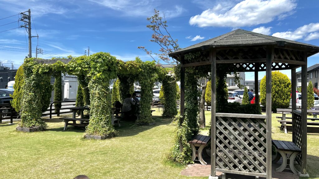 SWEET(スイート)並柳店の敷地内にある芝生公園の様子(パーゴラ、ガゼボ)