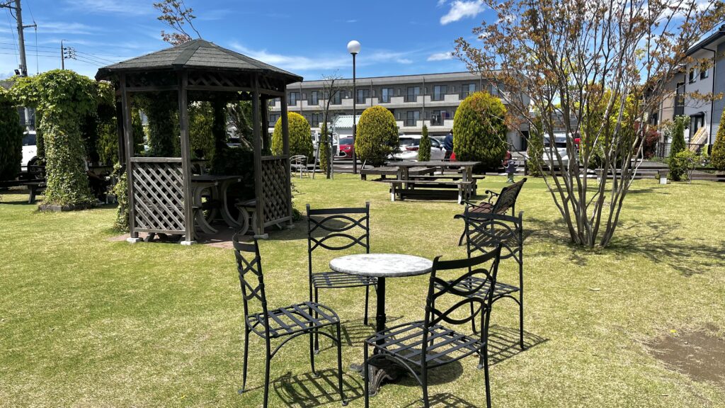 SWEET(スイート)並柳店の敷地内にある芝生公園の様子(全体)
