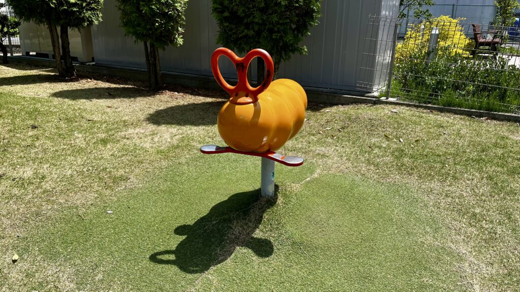 SWEET(スイート)並柳店の敷地内にある芝生公園の様子(遊具)