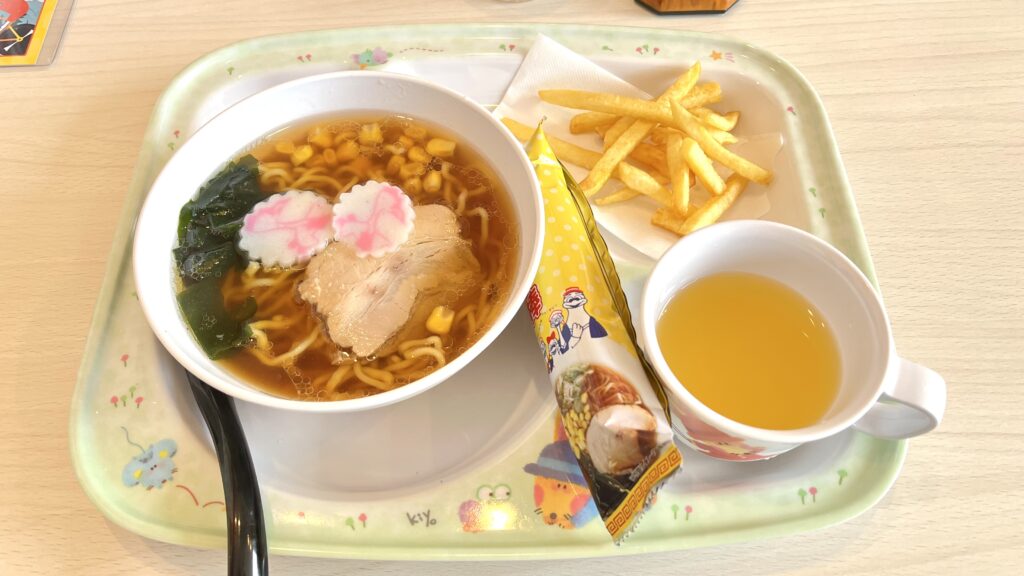 キッズプレート（ガチャコイン無し）
左から醤油ラーメン、テンホウ棒、フライドポテト、ジュース